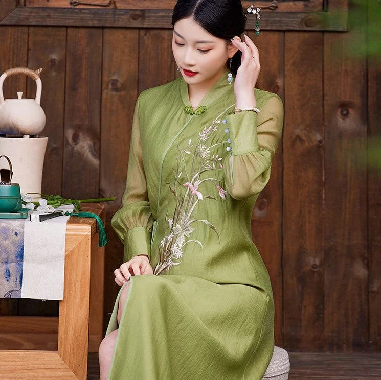 Retro Chinese Long Dress with Embroidery and Zen Tea Ceremony Style